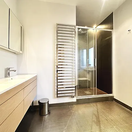 2 Bedrooms With View Appartement *