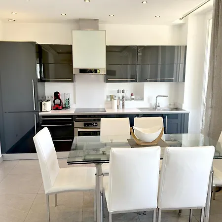 2 Bedrooms With View Appartement *
